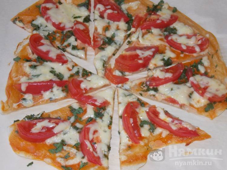 Быстрая пицца с томатами и сыром