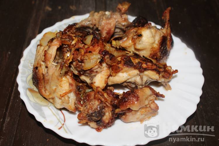 Жареная курица с луком и специями на сковороде