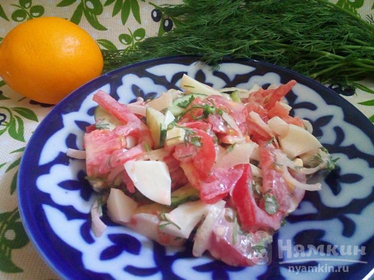 Овощной салат с помидорами, огурцами и яйцами