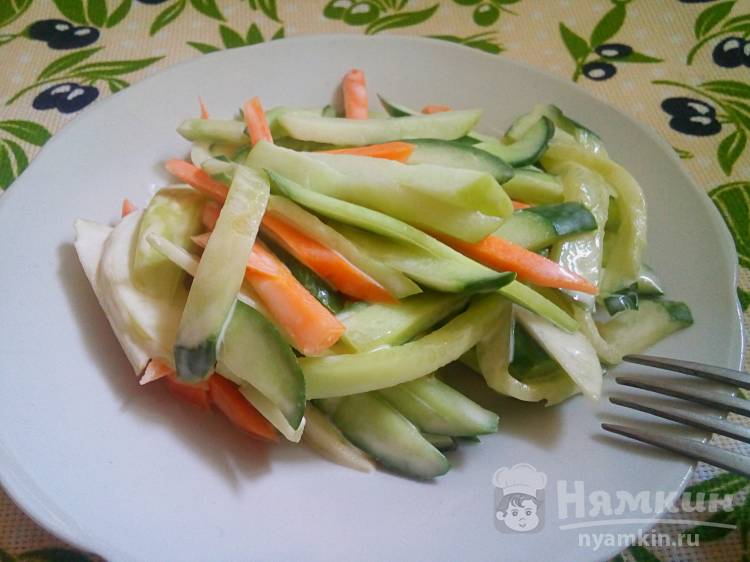 Салат из огурцов, моркови и яблок