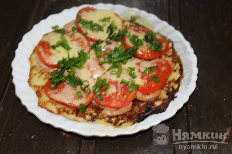 Пицца из кабачков с начинкой из помидоров и сыра на сковороде