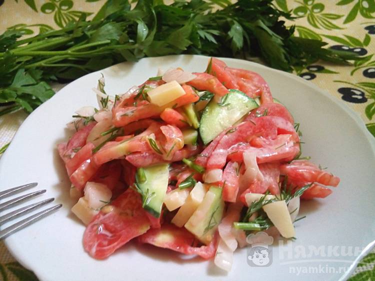 Овощной салат с помидорами и сыром