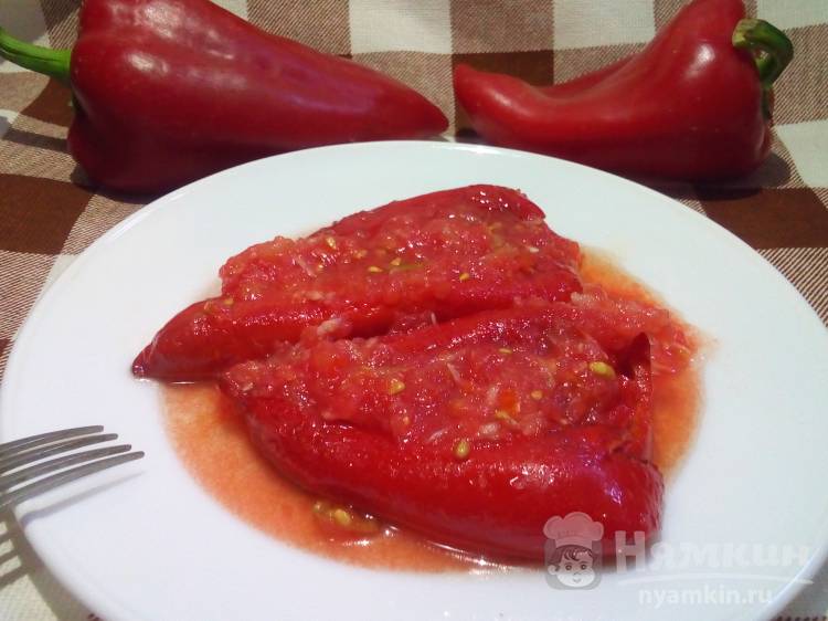 Жареный болгарский красный перец в томатном соусе