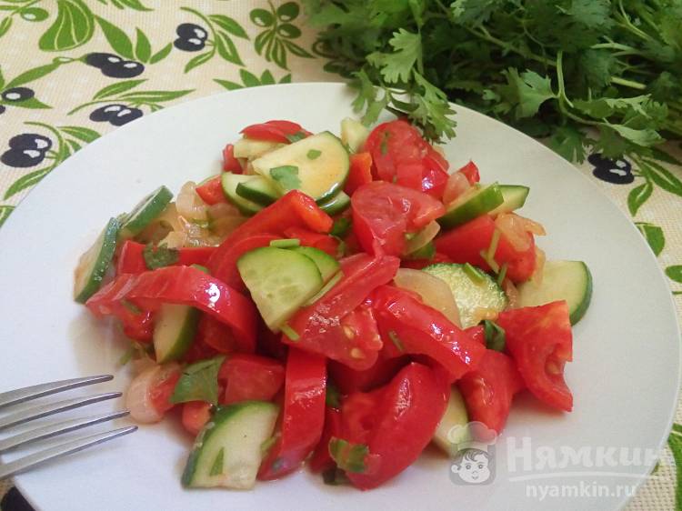 Овощной салат с жареным красным перцем