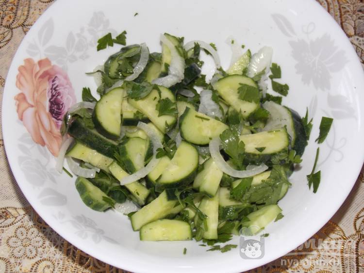 Маринованный салат из огурцов и лука