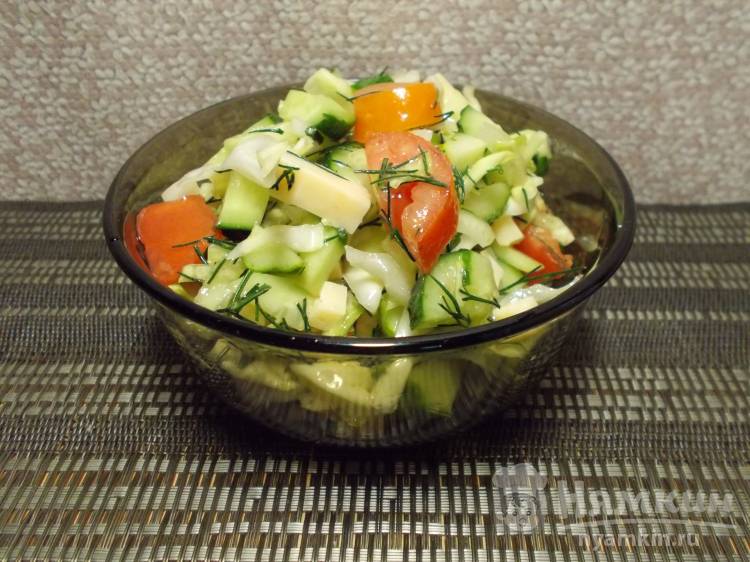 Салат из сезонных овощей с сыром