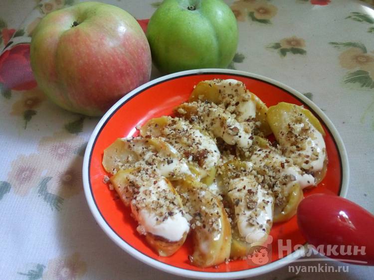 Жареные яблоки с орехами и сливками