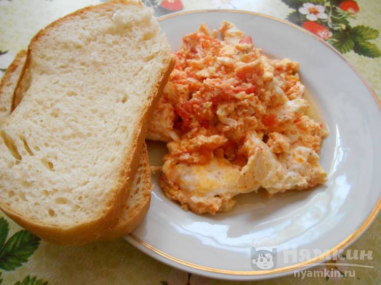 Яичница с помидорами и сыром на завтрак