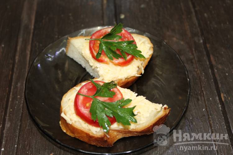 Бутерброд с чесночно-сырной намазкой и помидорами