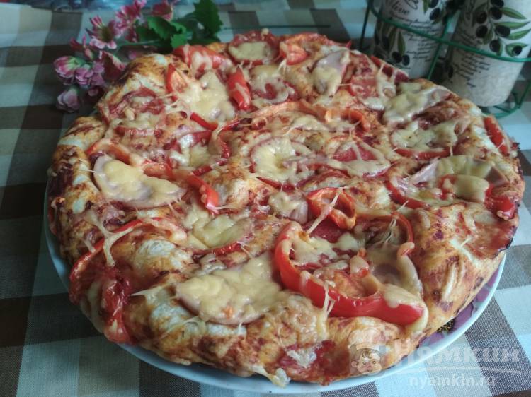 Пицца с вареной колбасой и помидорами
