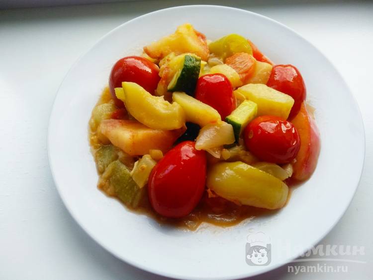 Вкусное овощное рагу с кабачками, яблоками и огурцом