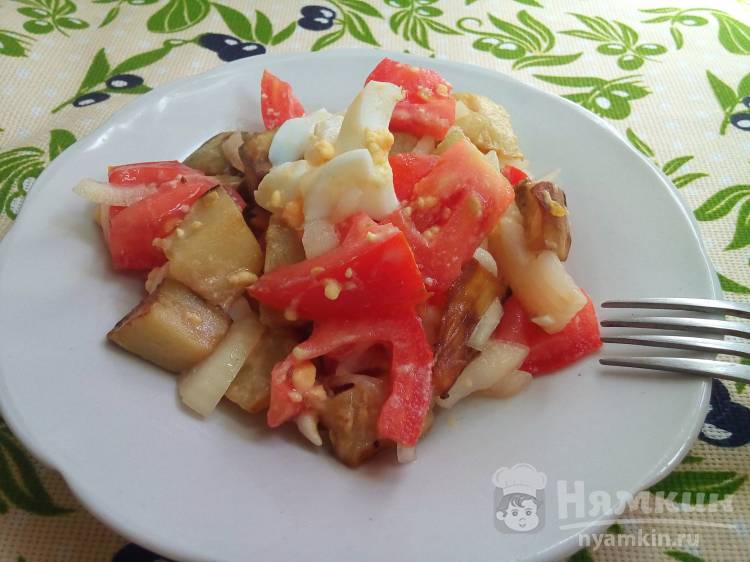 Овощной салат из баклажанов, яиц и помидоров