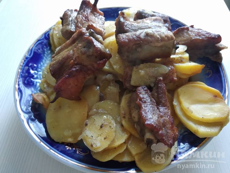 Свиные ребрышки с горчично-соевым маринадом запеченные с картофелем