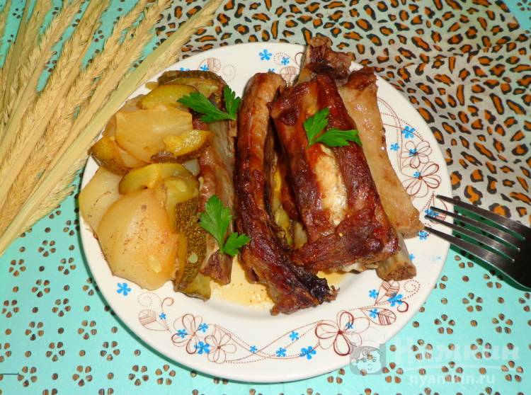 Как приготовить свиные ребрышки в духовке с картошкой в рукаве