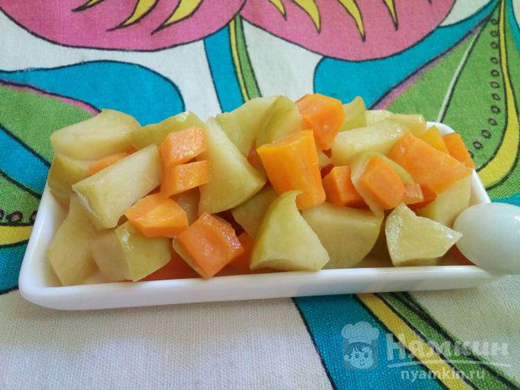 Морковь тушеная с яблоками в сметане