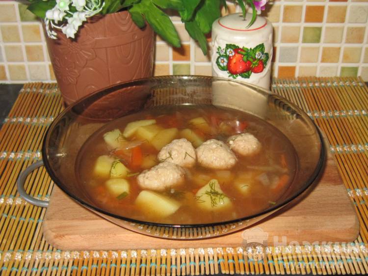 Томатный суп со свиными фрикадельками