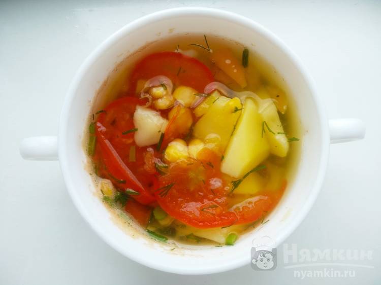 Легкий картофельный суп с помидором и кукурузой