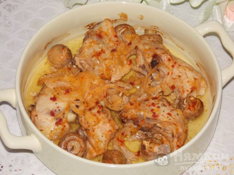 Куриные бедра с грибами и луком в духовке