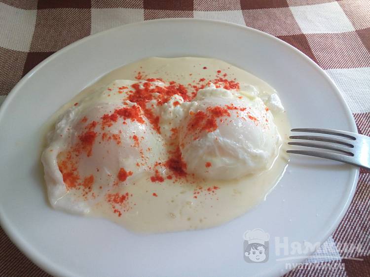 Яичница Чылбыр с йогуртом по-турецки