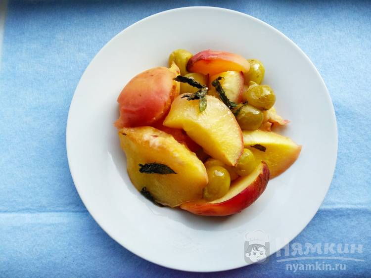 Запеченные персики с виноградом и мятой в духовке