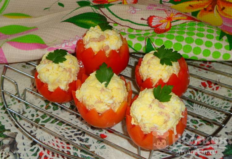 Фаршированные помидоры сосисками и яйцом