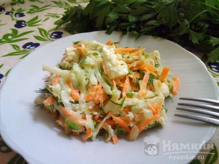 Салат из огурцов, моркови и брынзы