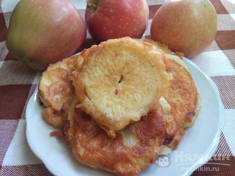 Яблоки в сладком тесте на сковороде