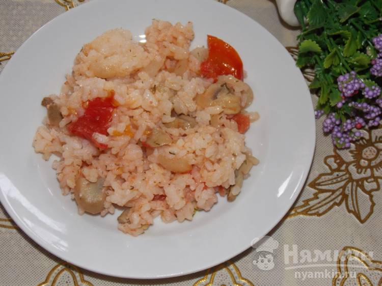 Рис с грибами и томатами на сковороде
