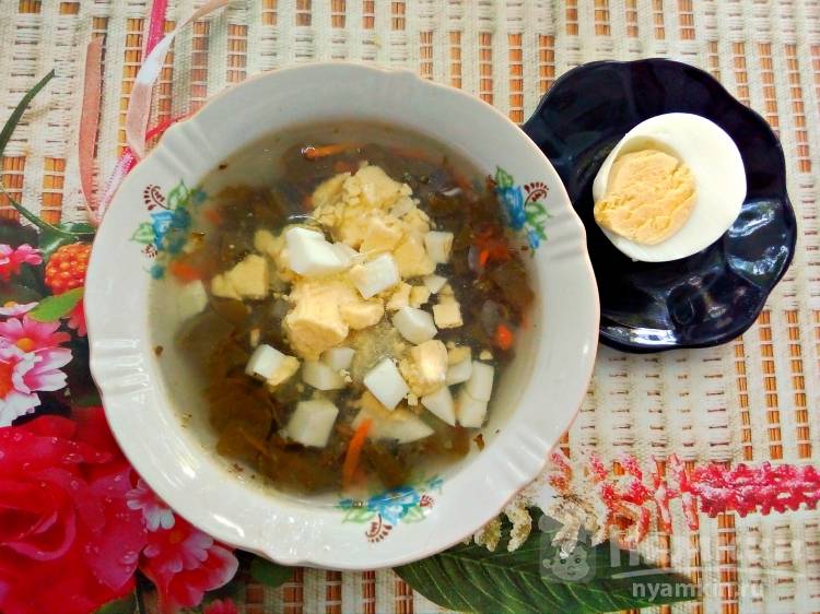 Зеленый суп со щавелем и яйцами