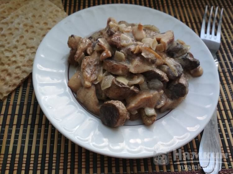 Жареные грибы со сметаной и луком