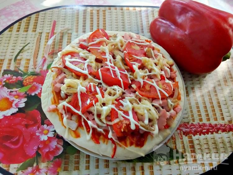 Быстрая пицца с колбасой и помидорами на пите (без теста)