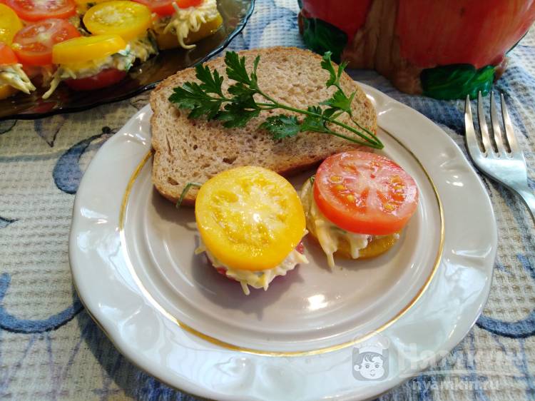 Закуска из помидоров с сыром и чесноком