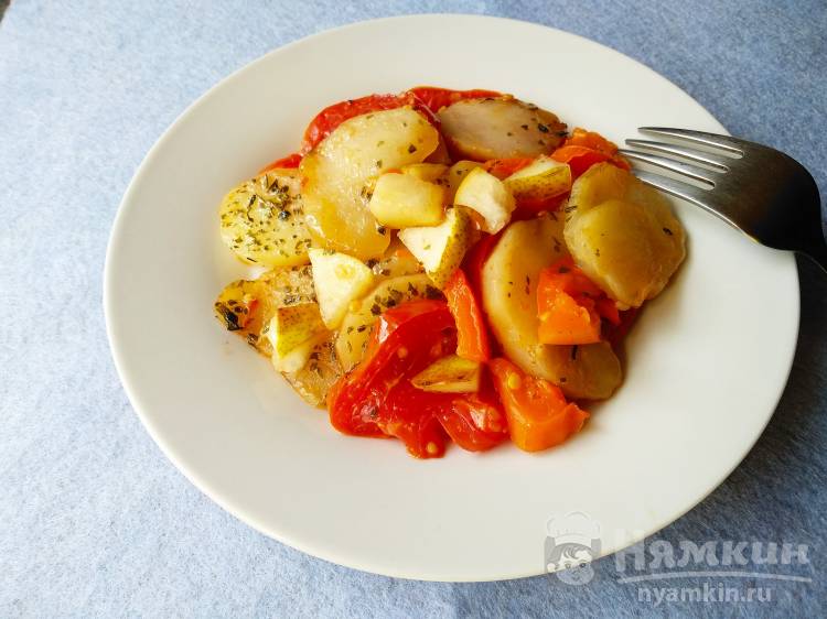 Ароматный картофель с помидором и грушей на сковороде
