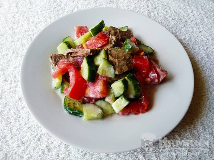 Диетический салат с помидором, огурцом и вареным мясом