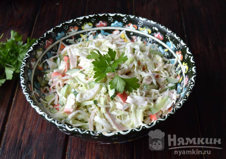 Как приготовить салат из капусты с крабовыми палочками и сыром