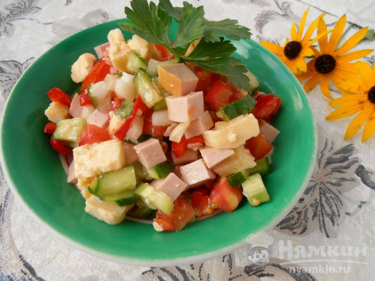 Салат из огурцов, помидоров, лука, колбасы и сыра