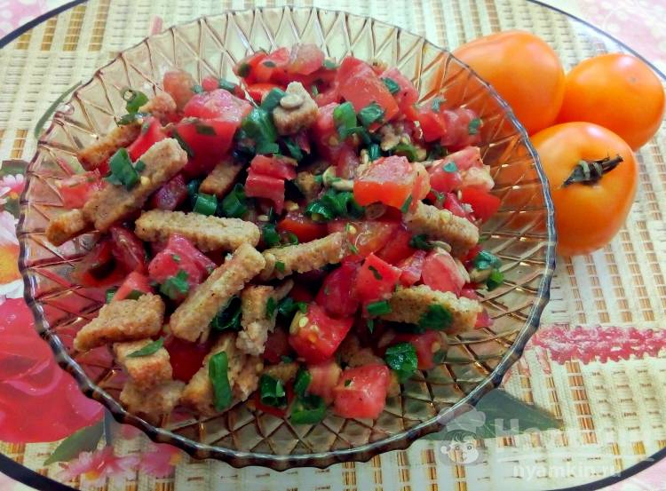 Динетический салат из помидоров с сухариками и семечками