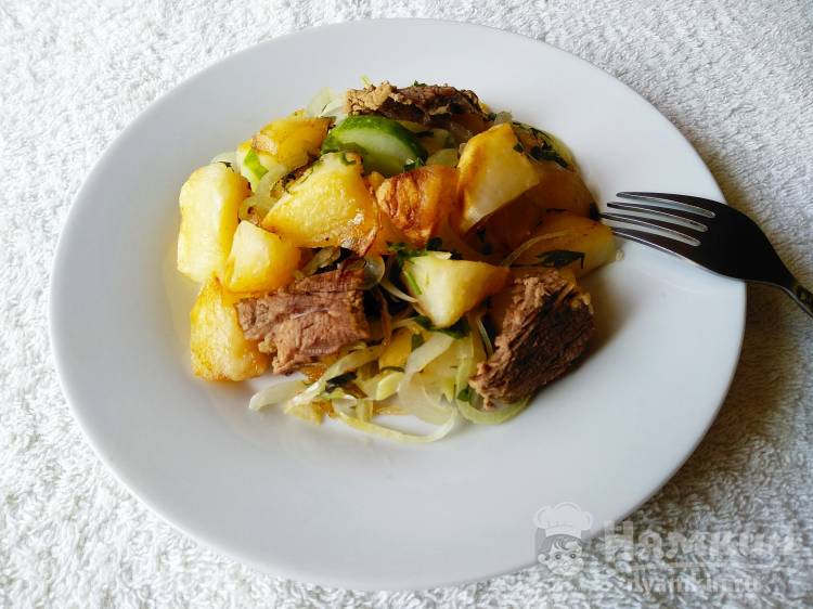 Жареный картофель с мясом и свежим огурцом на сковороде