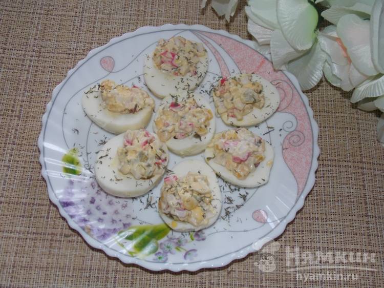 Яйца фаршированные салатом из крабовых палочек