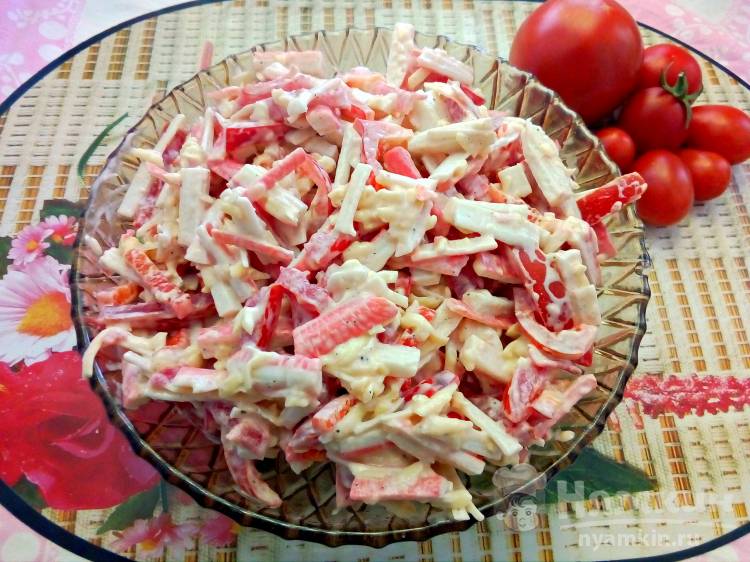 Салат Красное море с крабовыми палочками, помидорами и перцем