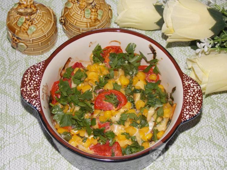 Овощи запеченные с кукурузой и сыром в духовке