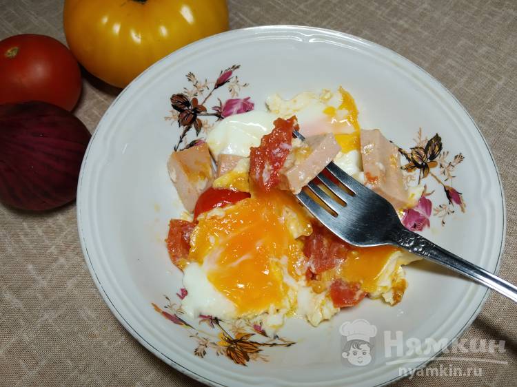 Быстрая яичница с колбасой и помидорами