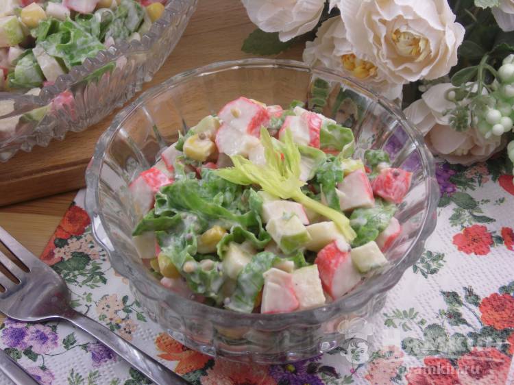 Крабовый салат с кукурузой и яблоком