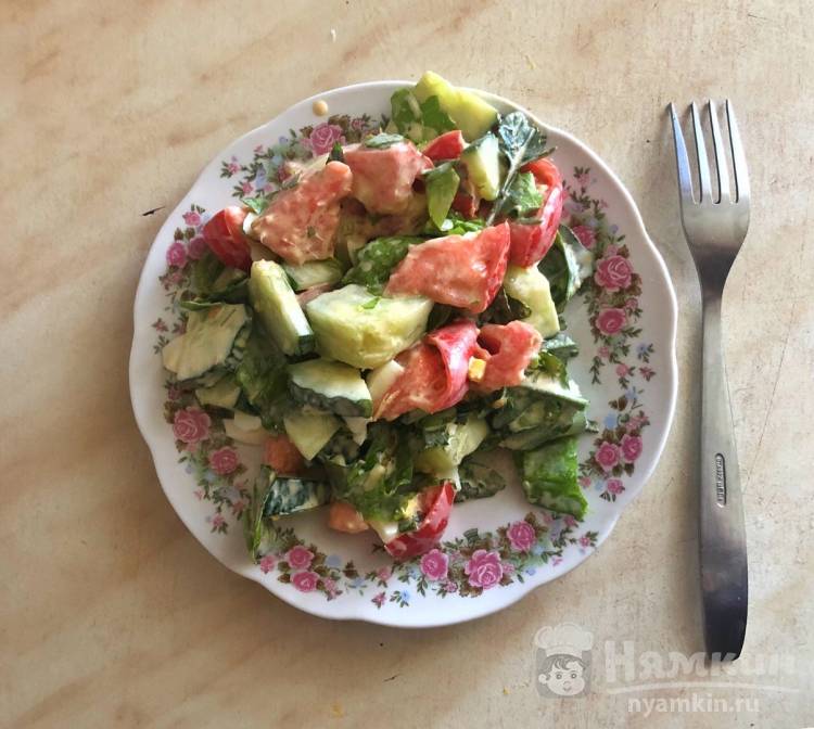 Салат с овощами и куриным яйцами