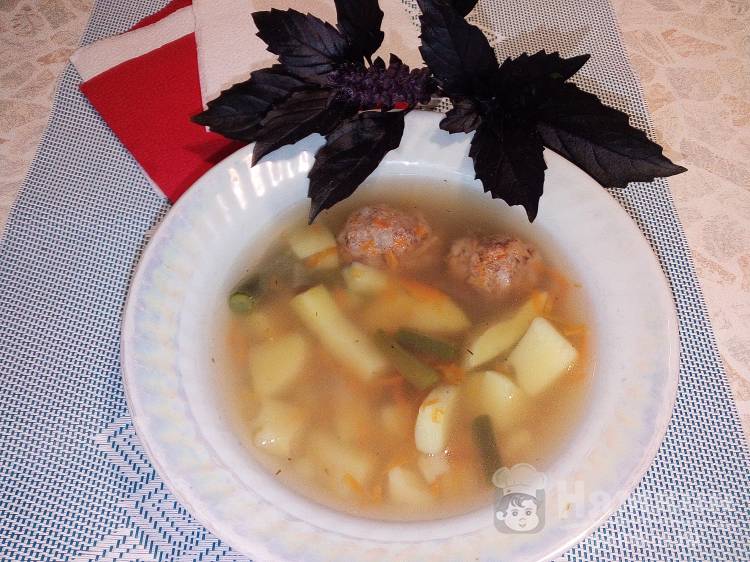Овощной суп с фрикадельками и стручковой фасолью 