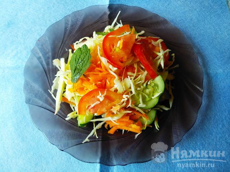 Диетический салат из капусты с морковью и мелиссой