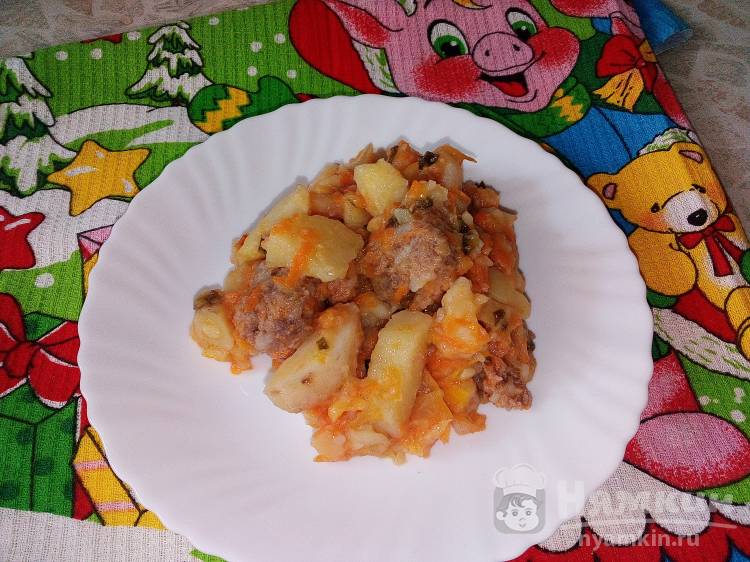 Картофель с кабачком и тефтелями на сковороде