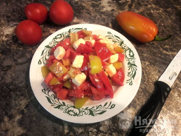 Салат из помидоров, болгарского перца и плавленного сыра