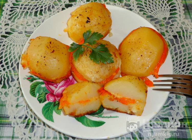 Запеченный картофель в фольге с помидорами и сыром 