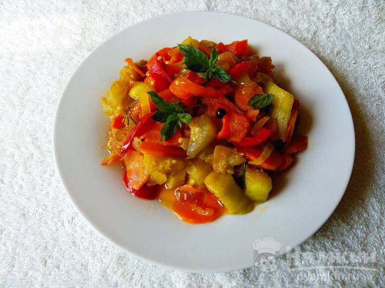 Жареные овощи в соевом соусе с мятой на сковороде